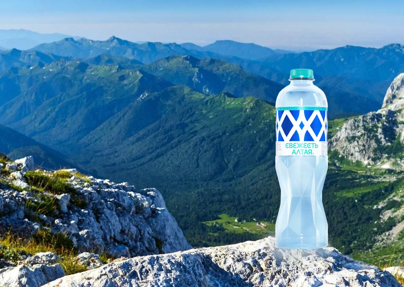 Фото воды «Свежесть Алтая» на фоне гор