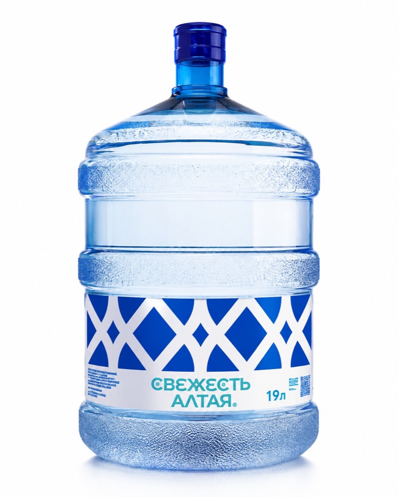 Этикетка по центру бутыли воды «Свежесть Алтая»